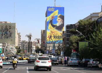 שלט חוצות עם דמותו של נסראללה בטהראן, איראן. צילום: EPA