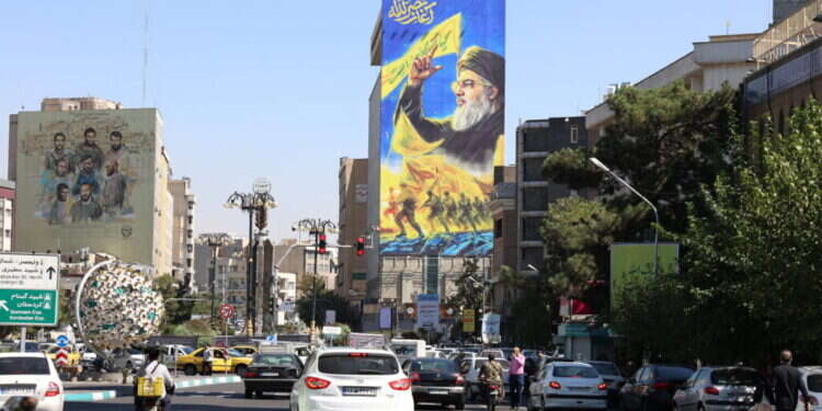 שלט חוצות עם דמותו של נסראללה בטהראן, איראן. צילום: EPA