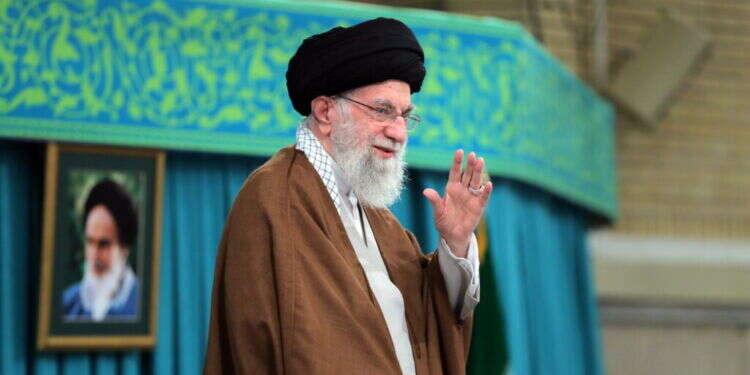 המנהיג העליון של איראן עלי חמינאי. צילום: EPA אנליסטים איראניים: בניסיון למנוע הסלמה – המשטר מתעלם מתוצאות התקיפה