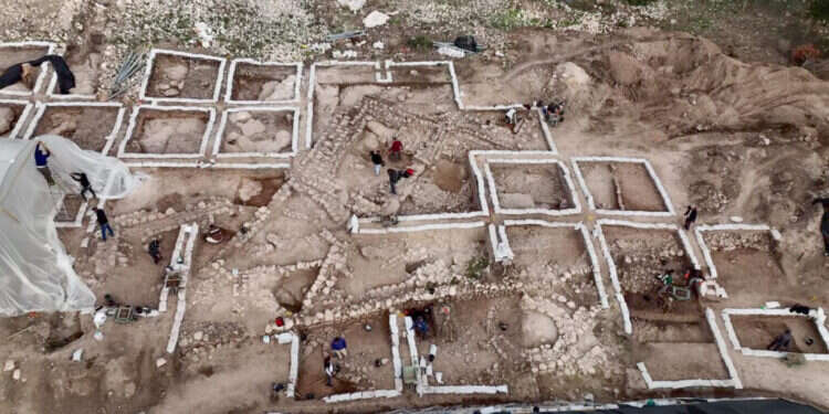 חפירת רשות העתיקות ליד בית שמש ממבט אוירי. צילום: אמיל אלג'ם רשות העתיקות מקדש קדום וכבשן בן 5,000 שנה מספקים עדות לתחילת תהליך העיור בארץ