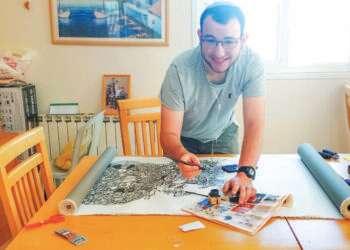 איתן ז"ל בעת העבודה על היצירה "קומא". צילום: באדיבות המשפחה