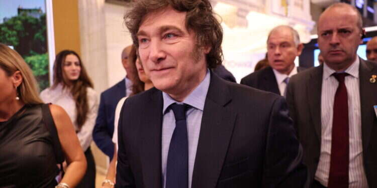 מיליי פותח את המסחר בבורסת ניו־יורק, במהלך ביקורו בעצרת האו"ם בחודש שעבר. צילום: איי.אף.פי