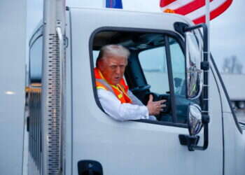 האריס וטראמפ פונים מערבה בקרב על הקול הלטיני