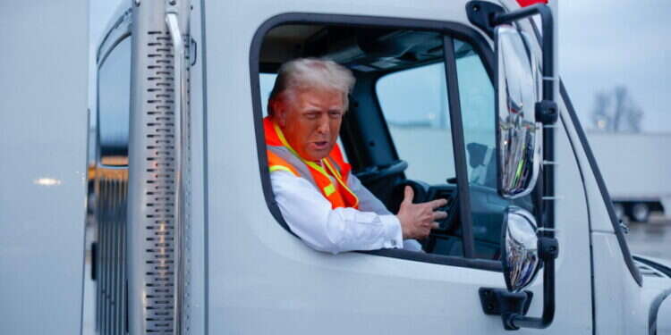 האריס וטראמפ פונים מערבה בקרב על הקול הלטיני