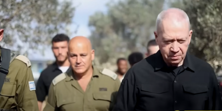 נוכחותו לא נכפתה על הגנרלים, אלא נוצרה בעידודם. תמיר ושר הביטחון גלנט בצפון, לפני כשבועיים. צילום מסך: כאן 11