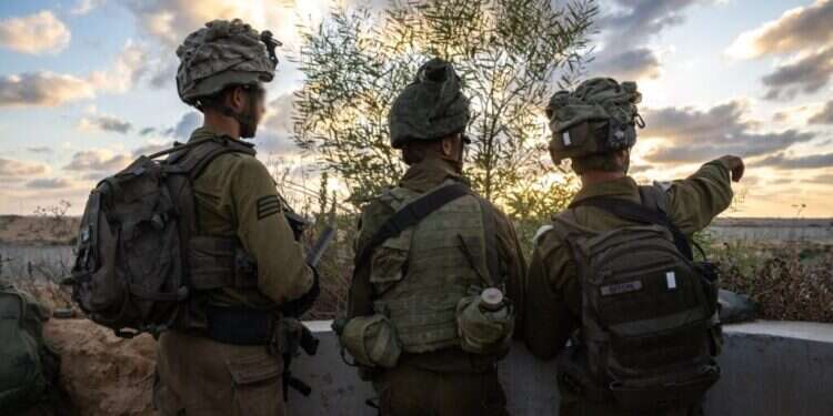 לוחמי גבעתי בעוטף עזה, בהיערכות לציון שנה לטבח. צילום: דובר צה"ל