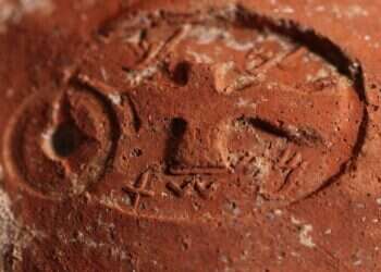 טביעת חותם עם הכיתוב 'למלך ממשת' בכתב עברי קדום. צילום: אמיל אלגם רשות העתיקות עדויות חדשות למסע סנחריב נחשפו בירושלים