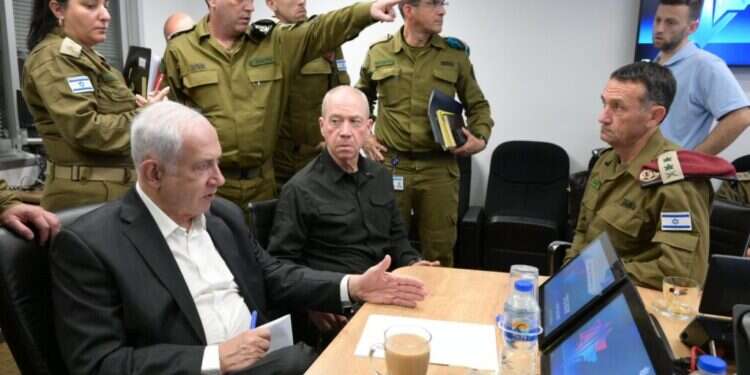 נתניהו, גלנט והלוי בהערכת מצב בקריה, 8 באוקטובר 2023. צילום: עמוס בן־גרשום -לע נתניהו, גלנט והלוי בהערכת מצב בקריה, 8 באוקטובר 2023. צילום: עמוס בן־גרשום -לע"מ