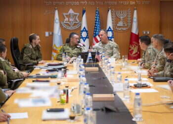 הגנרל מייקל קורילה עם הרמטכ"ל ובכירי צה"ל, בחודש אוגוסט. צילום: איי.אף.פי