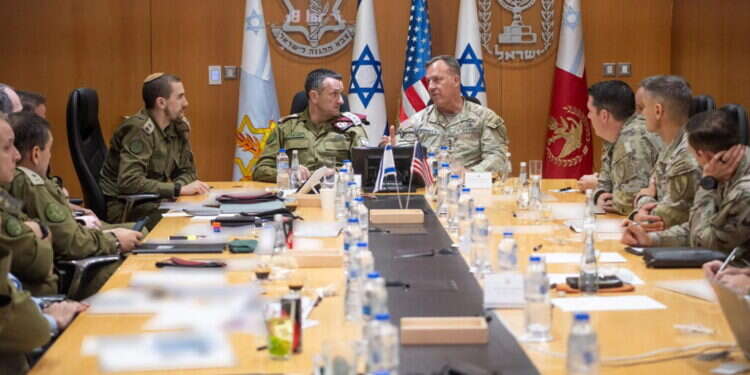 הגנרל מייקל קורילה עם הרמטכ הגנרל מייקל קורילה עם הרמטכ"ל ובכירי צה"ל, בחודש אוגוסט. צילום: איי.אף.פי