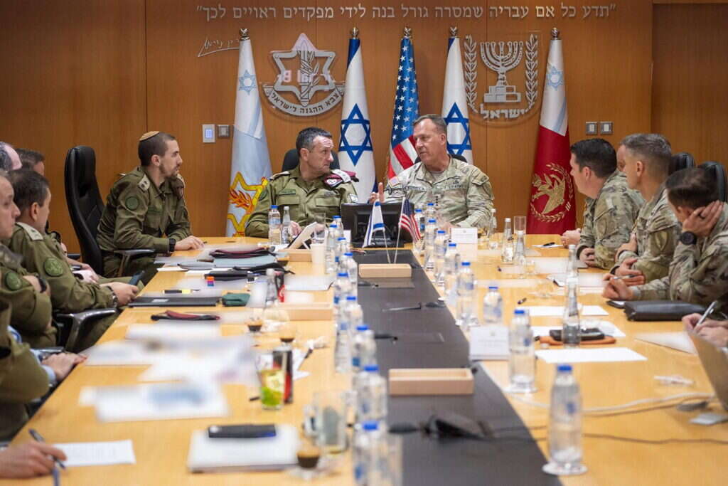 הגנרל מייקל קורילה עם הרמטכ הגנרל מייקל קורילה עם הרמטכ"ל ובכירי צה"ל, בחודש אוגוסט. צילום: איי.אף.פי