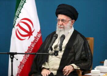 המנהיג העליון של איראן עלי חמינאי (עלי ח'אמנאי) במהלך פגישה עם נשיא איראן, ב-27 באוגוסט 2024. צילום: KHAMENEI.IR / AFP