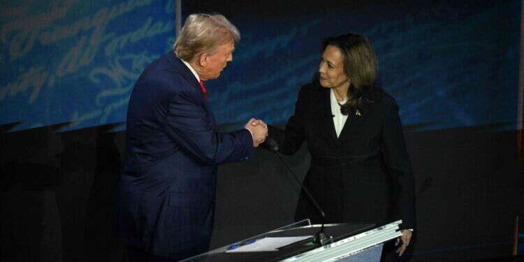 זה בסדר להיות בדיכאון, אבל לא כדאי להגזים. קמלה האריס ודונלד טראמפ, צילם: SAUL LOEB / AFP קמלה האריס ודונלד טראמפ, צילם: SAUL LOEB / AFP