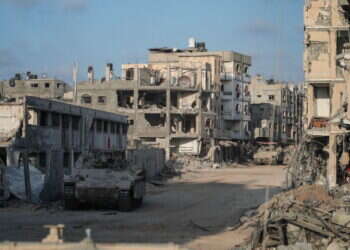 כוחות ישראליים בחורבות רפיח. צילום: איי.אף.פי "המבצעים של צ'יקו בלבנון היו כמו אלף חזרות גנרליות לעזה". טנקים ישראליים בחורבות רפיח. צילום: איי.אף.פי