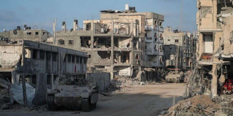 "המבצעים של צ'יקו בלבנון היו כמו אלף חזרות גנרליות לעזה". טנקים ישראליים בחורבות רפיח. צילום: איי.אף.פי