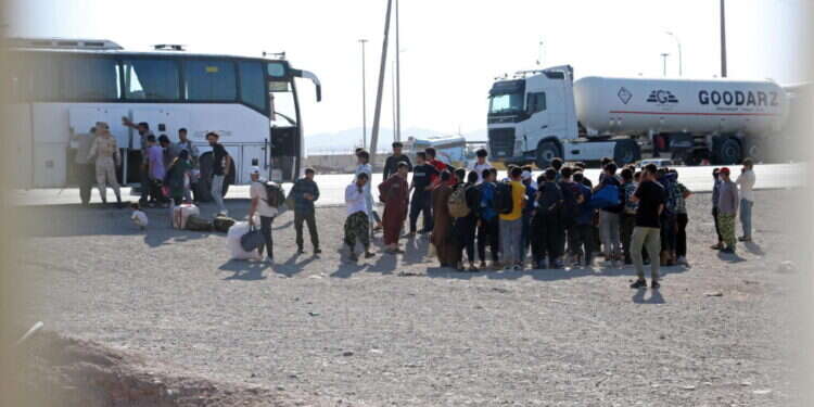 פליטים אפגנים שגורשו מאיראן, סמוך לגבול אפגניסטן-איראן. צילום: AFP פליטים אפגנים שגורשו מאיראן, סמוך לגבול אפגניסטן-איראן