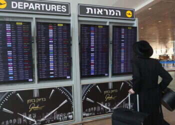 כל גיחה לנתב״ג, למשל, משמעה סכנת מעצר בכניסה או ביציאה. צעיר חרדי בנתב"ג. צילום: AFP