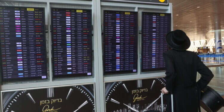 כל גיחה לנתב״ג, למשל, משמעה סכנת מעצר בכניסה או ביציאה. צעיר חרדי בנתב"ג. צילום: AFP