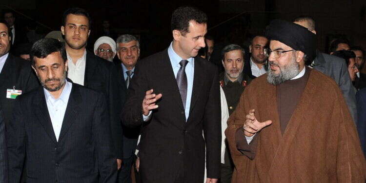 נשיא איראן אחמדינג'אד, נשיא סוריה בשאר אל-אסד ומזכ נשיא איראן אחמדינג'אד, נשיא סוריה בשאר אל-אסד ומזכ"ל חיזבאללה חסן נסראללה בארוחת ערב רשמית בדמשק, 25 בפברואר 2010. צילום:AFP PHOTO/SANA