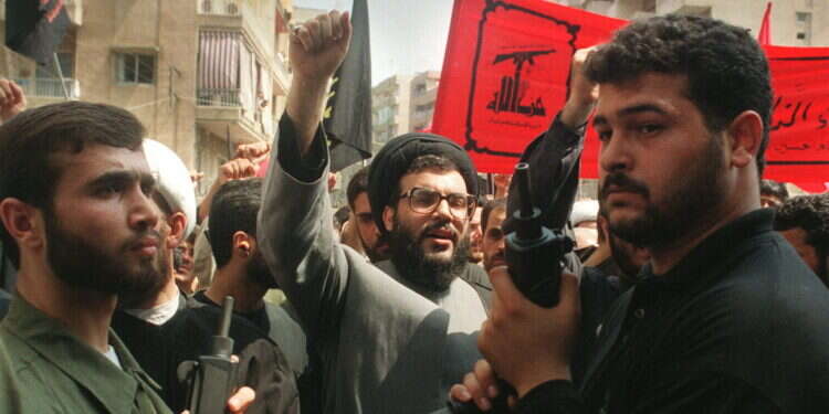 נסראללה מוקף בשומרי ראש בביירות, 10 ביולי 1922. צילום: AFP נסראללה מוקף בשומרי ראש בביירות, 10 ביולי 1922. צילום: AFP