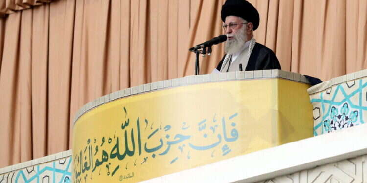 המנהיג העליון של איראן עלי חמינאי (עלי ח'אמנאי) בתפילת יום שישי בטהראן, 4 באוקטובר 2024. צילום: KHAMENEI.IR / AFP