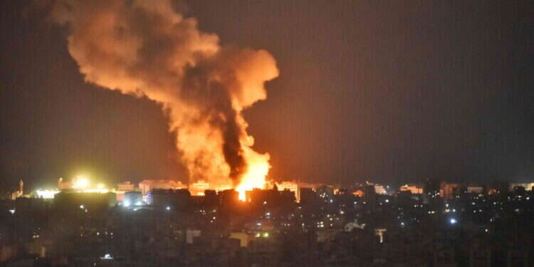 הפצצות בביירות,
הלילה. צילום: AFP "סיוט אין סופי": מעל מיליון לבנונים ברחו אחרי תקיפות צה"ל