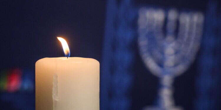 נר זיכרון בטקס לזכר ה7.10 במשרדי האו"ם בז'נבה. צילום: AFP