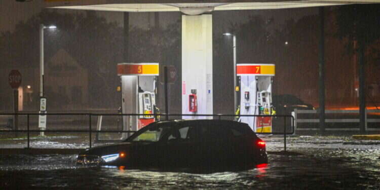הוריקן מילטון מכה בפלורידה. צילום: AFP הוריקן מילטון מכה בחופי פלורידה: 1.6 מיליון נותקו מחשמל