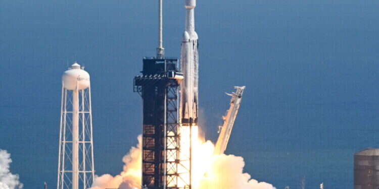 שיגור הגשושית, אתמול. צילום: AFP שלושה תנאים לקיום חיים: נאס"א שיגרה גשושית לירח של צדק