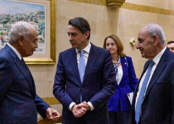 השליח האמריקני הוכשטיין עם יו"ר הפרלמנט הלבנוני נביה ברי (מימין) ומזכ"ל הליגה הערבית אחמד אבו אל־רייט, בשבוע שעבר בלבנון. צילום: איי.אף.פי