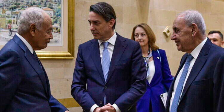 השליח האמריקני הוכשטיין עם יו"ר הפרלמנט הלבנוני נביה ברי (מימין) ומזכ"ל הליגה הערבית אחמד אבו אל־רייט, בשבוע שעבר בלבנון. צילום: איי.אף.פי