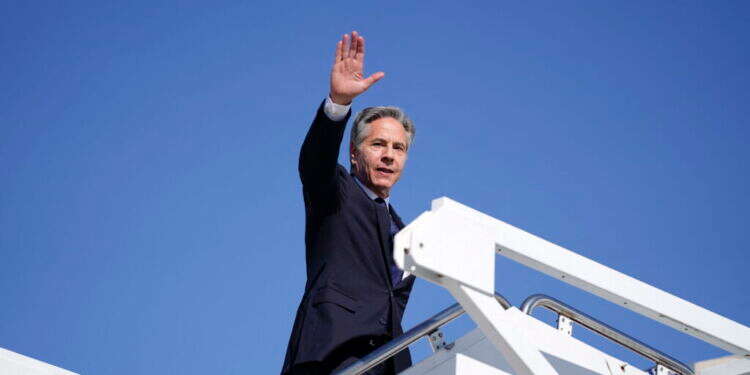 בלינקן בדרך לישראל, אמש. צילום: AFP לאחר חיסול סינוואר: בלינקן מגיע לארץ בניסיון נואש לקדם הסכם