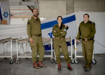 ד"ר גולדשטיין, ד"ר חאמד וד"ר ארבל, במחנה שורה. צילום: אריק מרמור