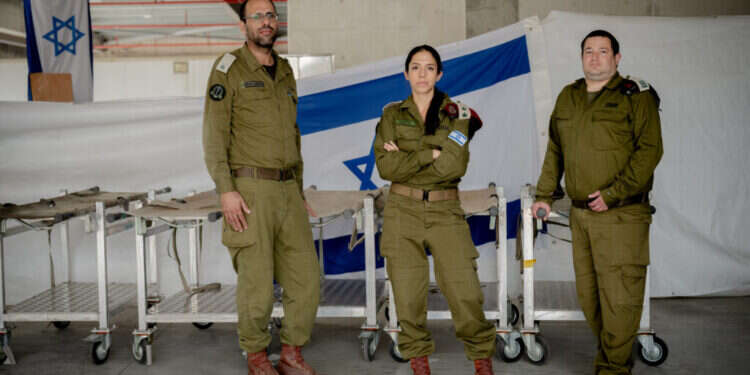 ד"ר גולדשטיין, ד"ר חאמד וד"ר ארבל, במחנה שורה. צילום: אריק מרמור