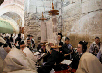 ספר תורה בכותל המערבי. צילום: יוסי זמיר - פלאש 90 ספר תורה בכותל המערבי. צילום: יוסי זמיר - פלאש 90