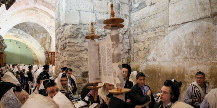 ספר תורה בכותל המערבי. צילום: יוסי זמיר - פלאש 90