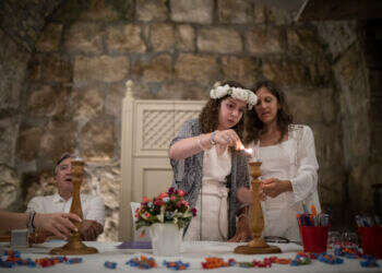 משפחה יהודית-קנדית חוגגת בת מצווה במנהרות הכותל. צילום: הדס פרוש - פלאש 90