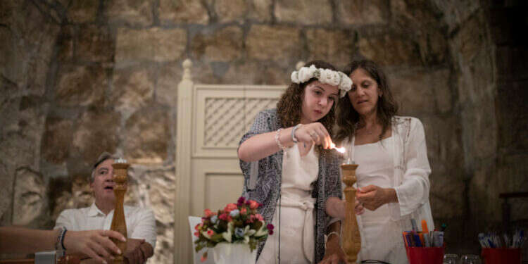 משפחה יהודית-קנדית חוגגת בת מצווה במנהרות הכותל. צילום: הדס פרוש - פלאש 90