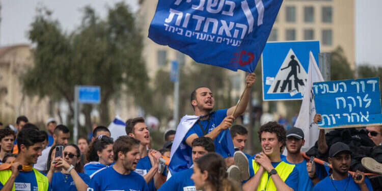 צעירים צועדים במחאה על האחדות בין העם בישראל, ליד הכנסת, 23 במרץ 2023. צילום יונתן זינדל/Flash90 האמוציות הקשות שעולות בין חלקי העם מעניקות סיבה לאופטימיות