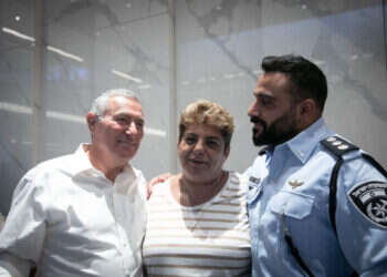 רחל ודוד, עם בנם, פקד איתמר אדרי שלקח חלק בחילוצם. צילום: מרים אלסטר, פלאש 90