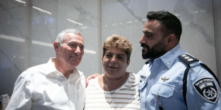 רחל ודוד, עם בנם, פקד איתמר אדרי שלקח חלק בחילוצם. צילום: מרים אלסטר, פלאש 90