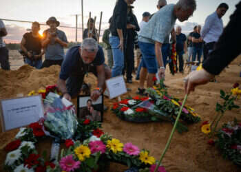 הלווייתן של איילה חצרוני בת ה-73 וליאל חצרוני בת ה-12. צילום: חיים גולדברג - פלאש 90