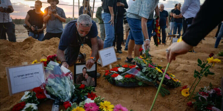 הלווייתן של איילה חצרוני בת ה-73 וליאל חצרוני בת ה-12. צילום: חיים גולדברג - פלאש 90 הלווייתן של איילה חצרוני בת ה-73 וליאל חצרוני בת ה-12. צילום: חיים גולדברג - פלאש 90
