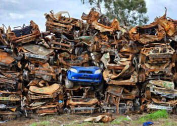 עדות אילמת. מגרש המכוניות השרופות. צילום: משה שי - פלאש 90