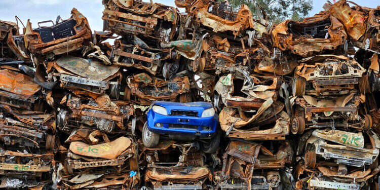 עדות אילמת. מגרש המכוניות השרופות. צילום: משה שי - פלאש 90  עדות אילמת. מגרש המכוניות השרופות. צילום: משה שי - פלאש 90