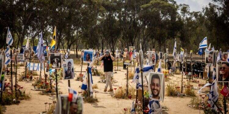 האנדרטה במתחם מסיבת הנובה בחניון רעים. צילום: חיים גולדברג - פלאש 90