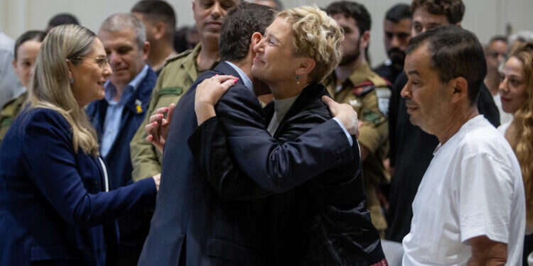 איריס חיים עם נשיא המדינה ורעייתו. צילום: אורן בן־חקון, פלאש 90 איריס חיים עם נשיא המדינה ורעייתו. צילום: אורן בן־חקון, פלאש 90