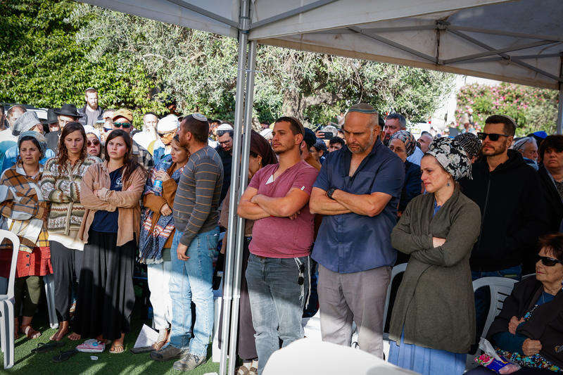 הפגינו גבורה תנ הפגינו גבורה תנ"כית. משפחת ליבמן בלוויית בנם אליקים. צילום: גרשון אלינסון, פלאש 90