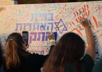 מיצג בעצרת למען שחרור החטופים שנערכה בלטרון, בחודש מאי. צילום: יונתן שאול - פלאש 90