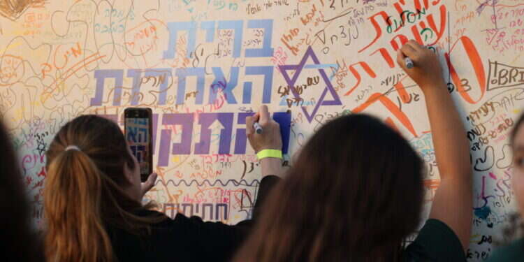 מיצג בעצרת למען שחרור החטופים שנערכה בלטרון, בחודש מאי. צילום: יונתן שאול - פלאש 90